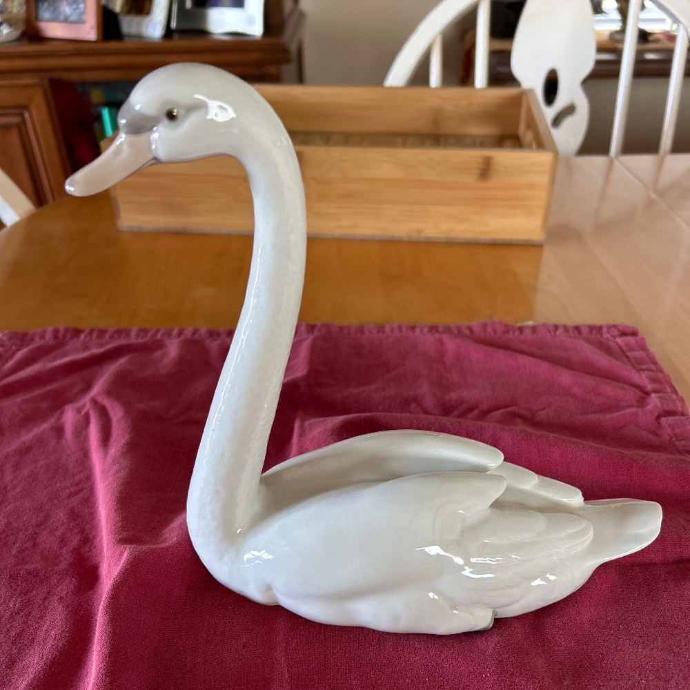 Sleek 8 1/2” Lladro swan